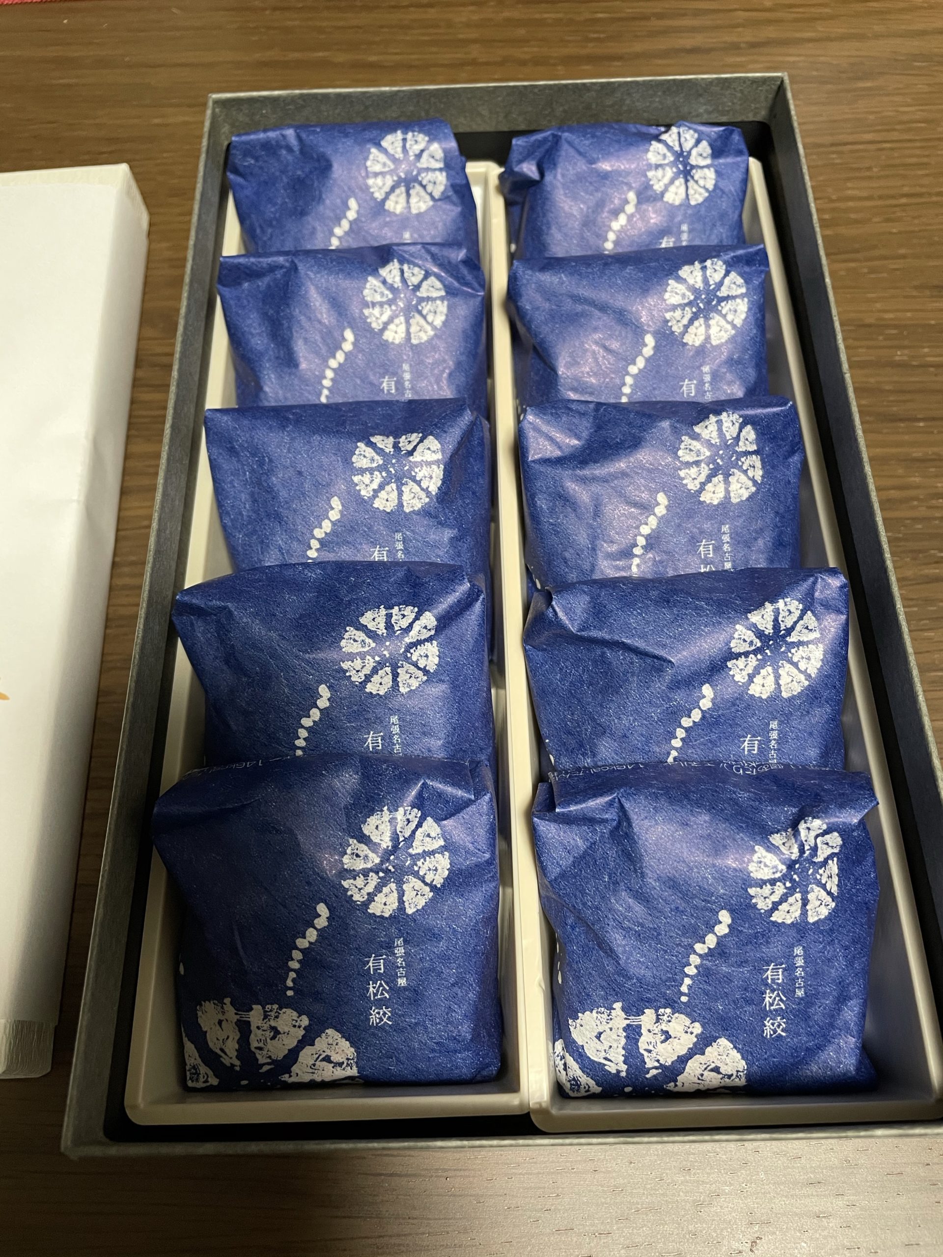亀屋芳広 有松絞 – 和菓子日和〜皮(かわ)と餡(あん)のあいだ 時々アフヌンパフェ